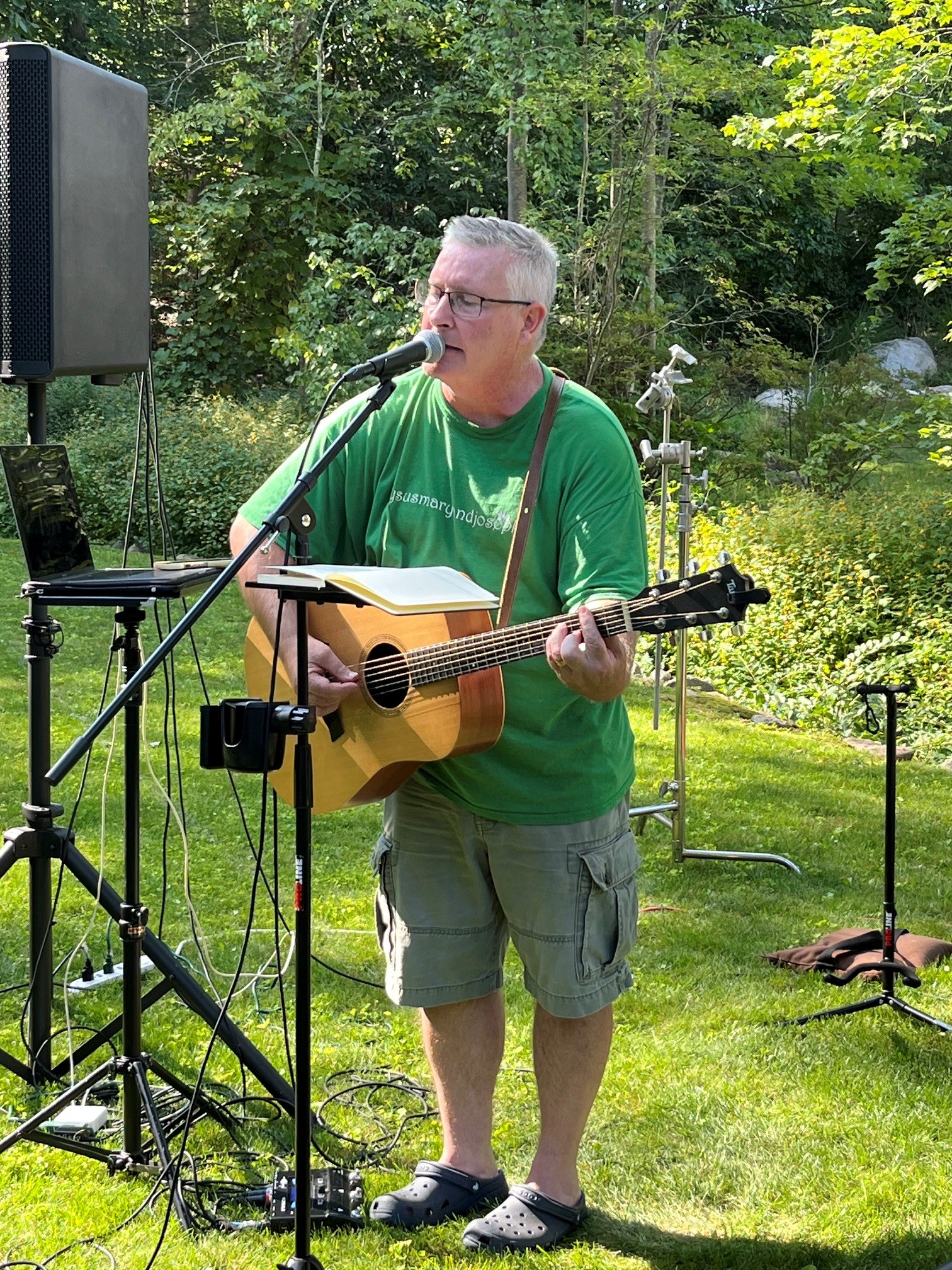 Steve performing live outdoors at a backyard show